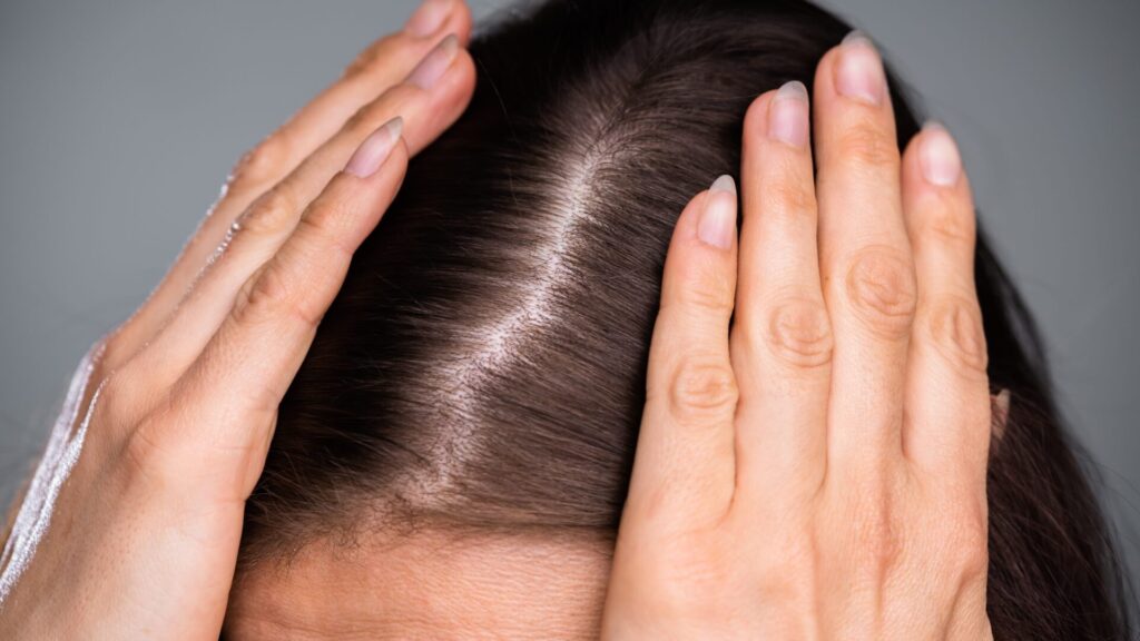 Les cheveux clairsemés peuvent être un problème. Mais si vous savez quelle coiffure adopter sur votre tête, vous pouvez masquer ces défauts très facilement.