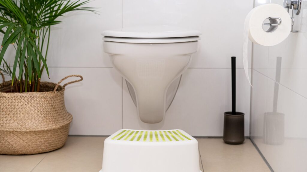 La présence d'un tabouret dans les toilettes n'est pas forcément synonyme de présence d'un enfant en bas âge à la maison. En fait, il aide même les adultes à déféquer correctement.
