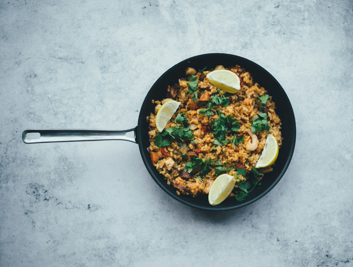 Vous travaillez tous les jours avec des casseroles en téflon à la maison ? Vous ne savez peut-être même pas à quoi faire attention lorsque vous les manipulez.
