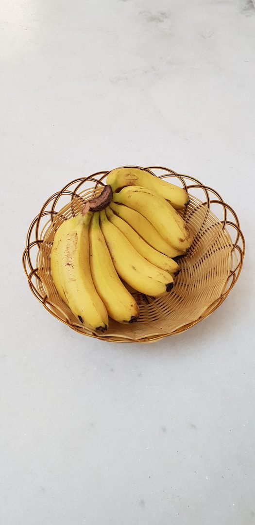 Les bananes sont mieux adaptées à un environnement sec et frais, mais pas au réfrigérateur. L'idéal est de les laisser dans un bol sur le comptoir.