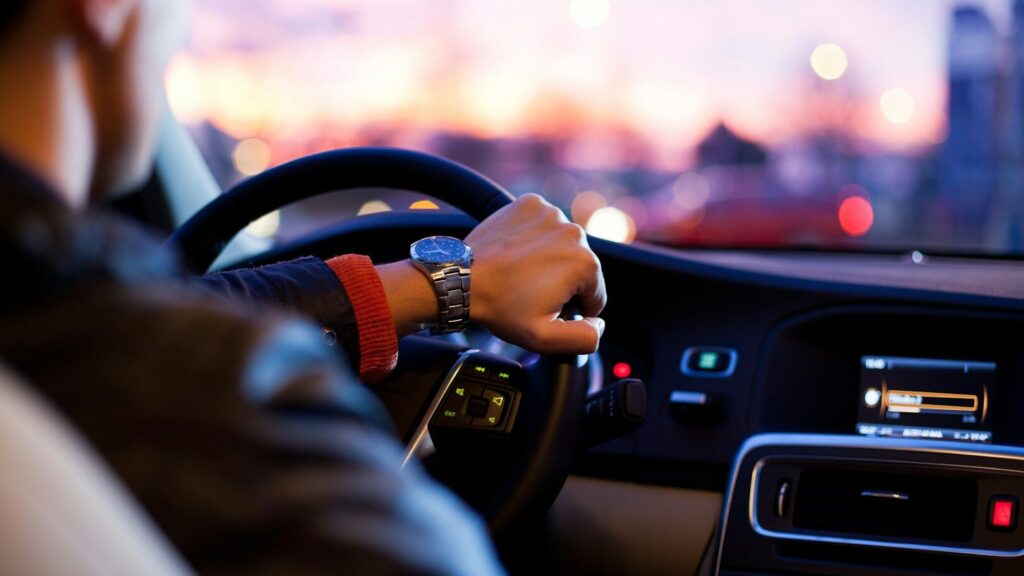 Il y a de nombreuses règles à respecter lorsqu'on conduit une voiture. Dès le moment où l'on prend le volant. Même l'habitude que vous prenez au moment de démarrer le moteur est très importante.