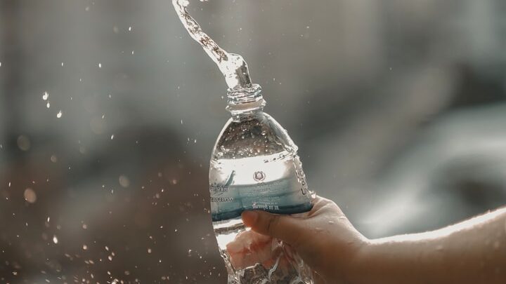 L'eau en bouteille présente des avantages par rapport à l'eau du robinet, selon de nombreuses personnes. Mais la vérité est qu'elle nous fait aussi consommer une quantité importante de microparticules de plastique.
