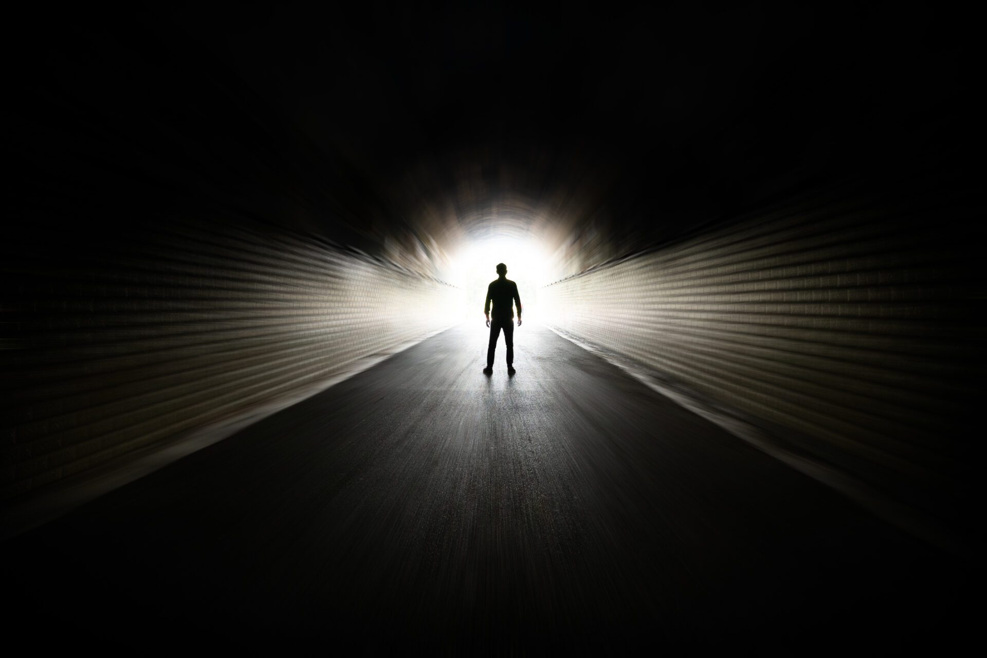 Les personnes qui ont frôlé la mort parlent d'expériences de mort imminente. Elles s'accordent à dire qu'elles ont vu la lumière au bout du tunnel.