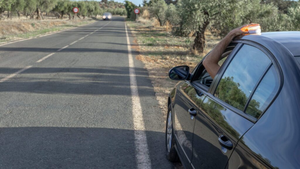 Si vous voyagez à l'étranger, vous devez connaître les règles locales en matière de transport. En Espagne, si une voiture tombe en panne, un simple triangle de signalisation ne suffit pas.
