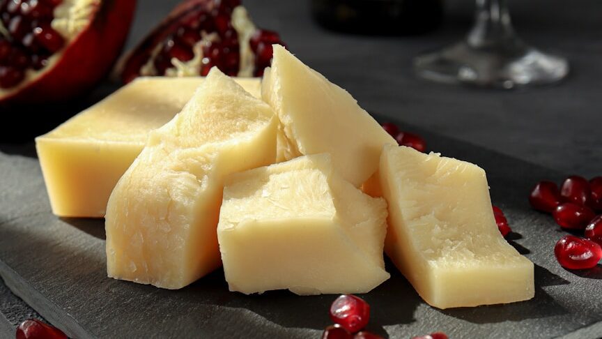 Les gens emballent souvent le fromage non consommé dans du film alimentaire. Mais ce n'est pas conseillé. Il existe un meilleur moyen de conserver la fraîcheur du fromage.