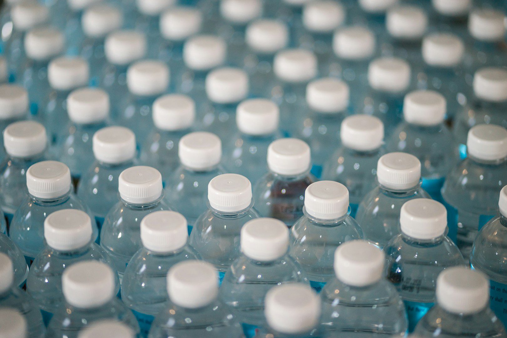 L'eau en bouteille ou l'eau du robinet est-elle meilleure ? Les deux ont leurs avantages et leurs inconvénients, mais l'eau en bouteille contenant des microparticules est dangereuse pour la santé humaine.
