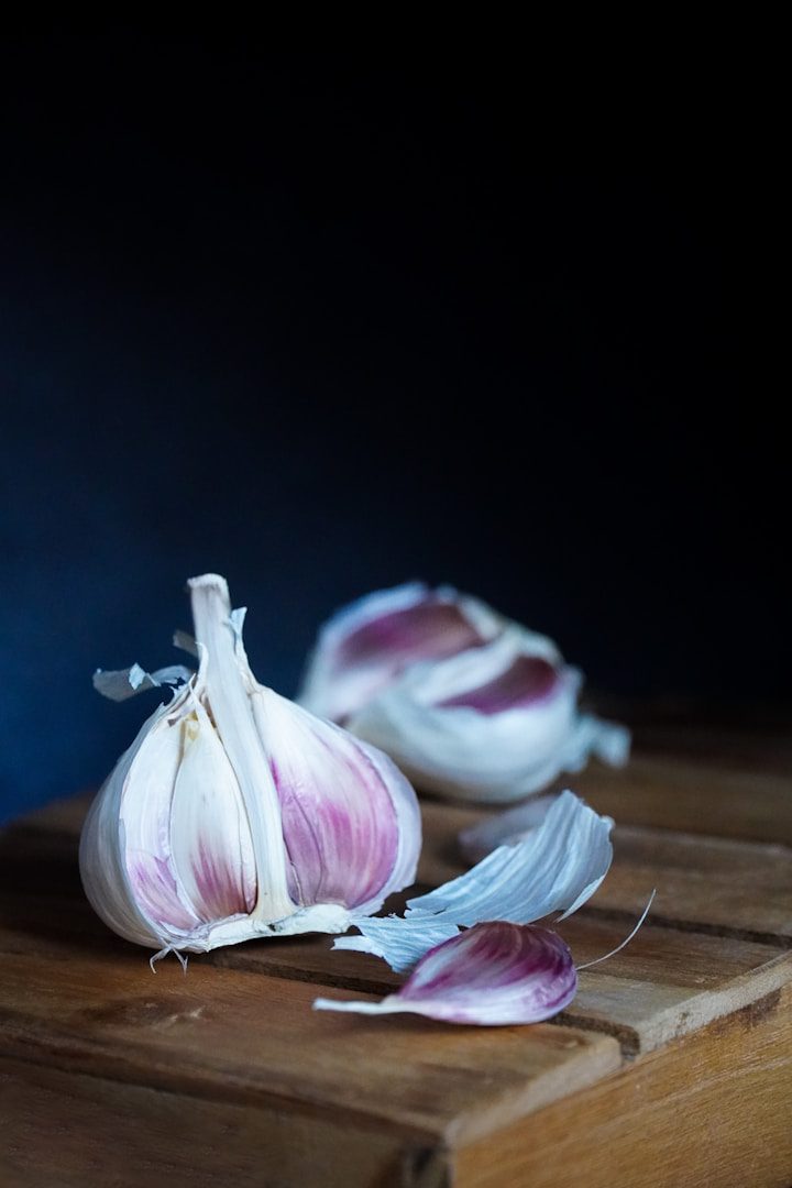 Grâce à une astuce simple, vous pouvez avoir de l'ail frais à la maison pratiquement tout le temps. Et vous n'avez pas à craindre qu'il se gâte.