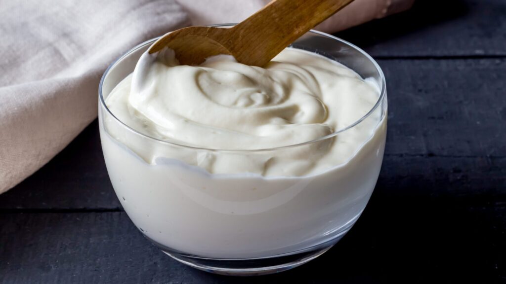 L'additif E407 peut provoquer des inflammations. Pourtant, il est couramment ajouté aux desserts et aux produits laitiers.