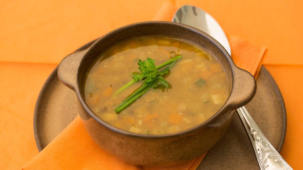 La soupe aux pois peut être préparée de différentes manières. Cependant, la soupe polonaise traditionnelle est l'une des plus populaires du pays.