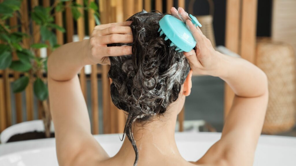 Certaines personnes se lavent les cheveux tous les jours, d'autres tous les deux jours. Quelle est la bonne fréquence ?