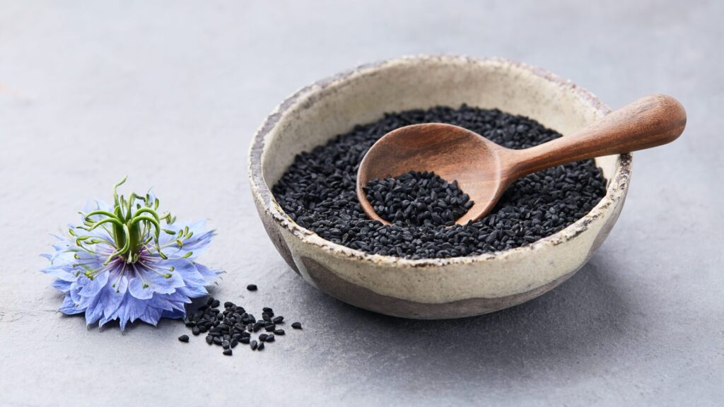 Le cumin noir provient d'une plante appelée Nigella sativa.