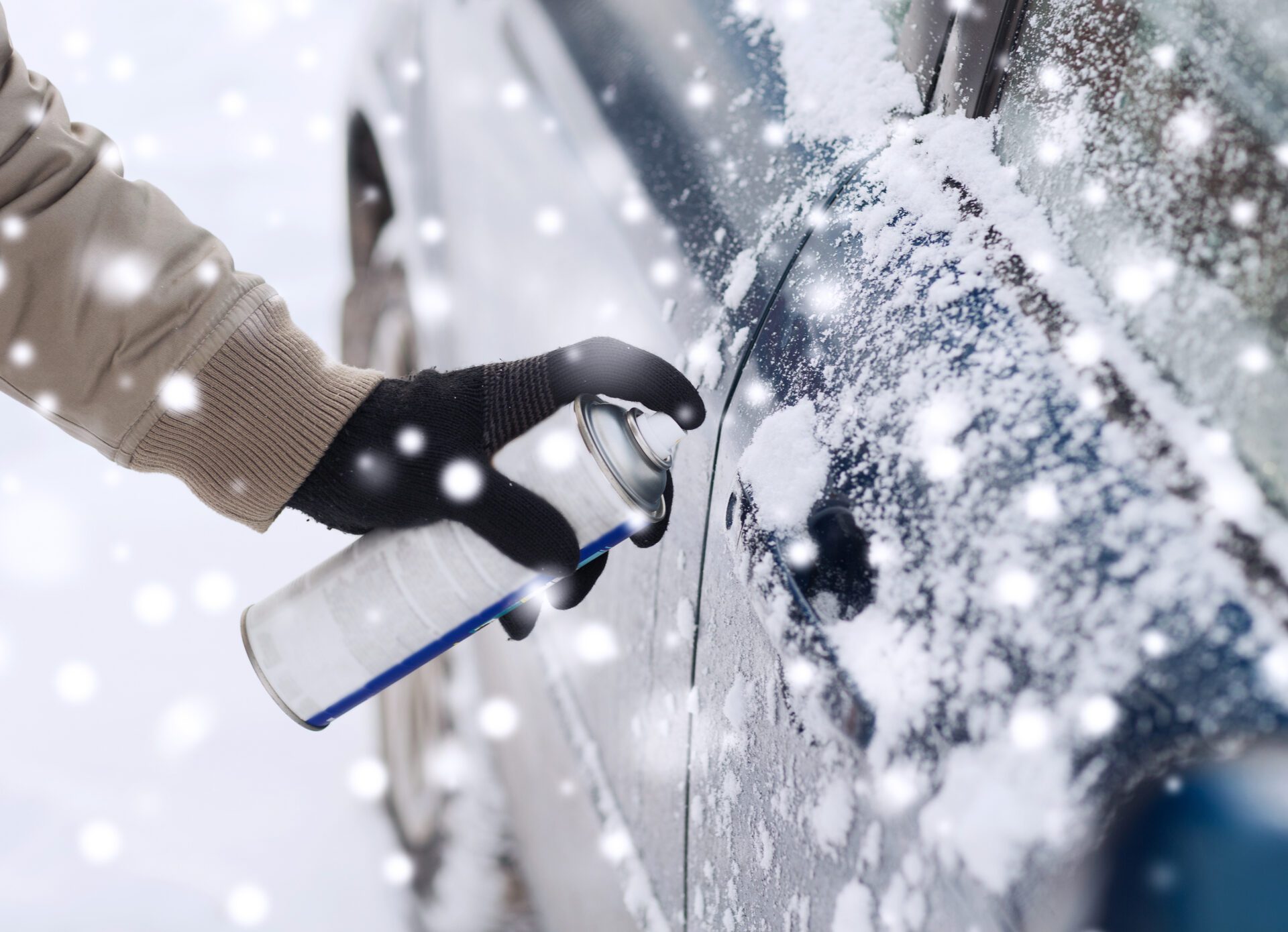 Si la serrure de la voiture est gelée, vous pouvez utiliser des liquides de dégivrage spéciaux. Mais ce n'est pas vraiment nécessaire si vous connaissez l'astuce du ruban magique.