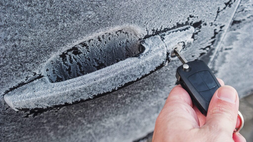 Le gel de la serrure d'une portière de voiture est un gros problème en hiver. Mais grâce à une astuce simple avec du ruban adhésif, vous pouvez facilement résoudre ce problème.