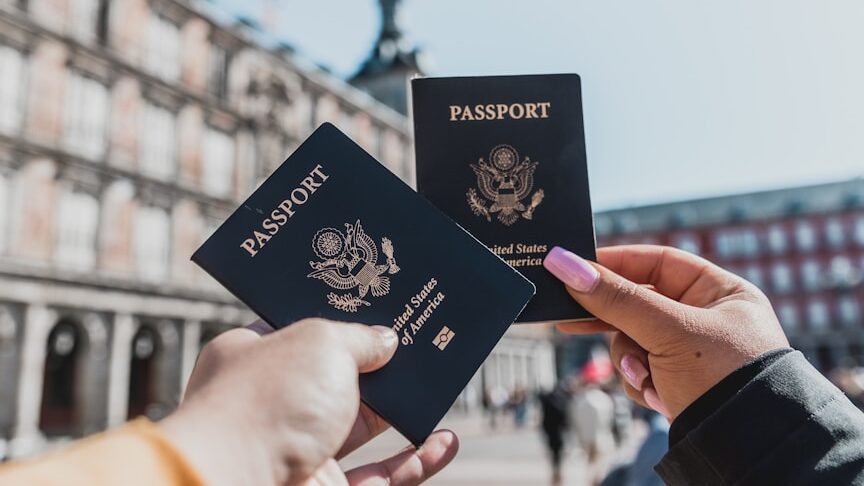 Dans de nombreux cas, vous devez posséder un passeport pour vous rendre à l'étranger. Mais parfois, cela ne suffit pas pour voyager en toute sécurité.