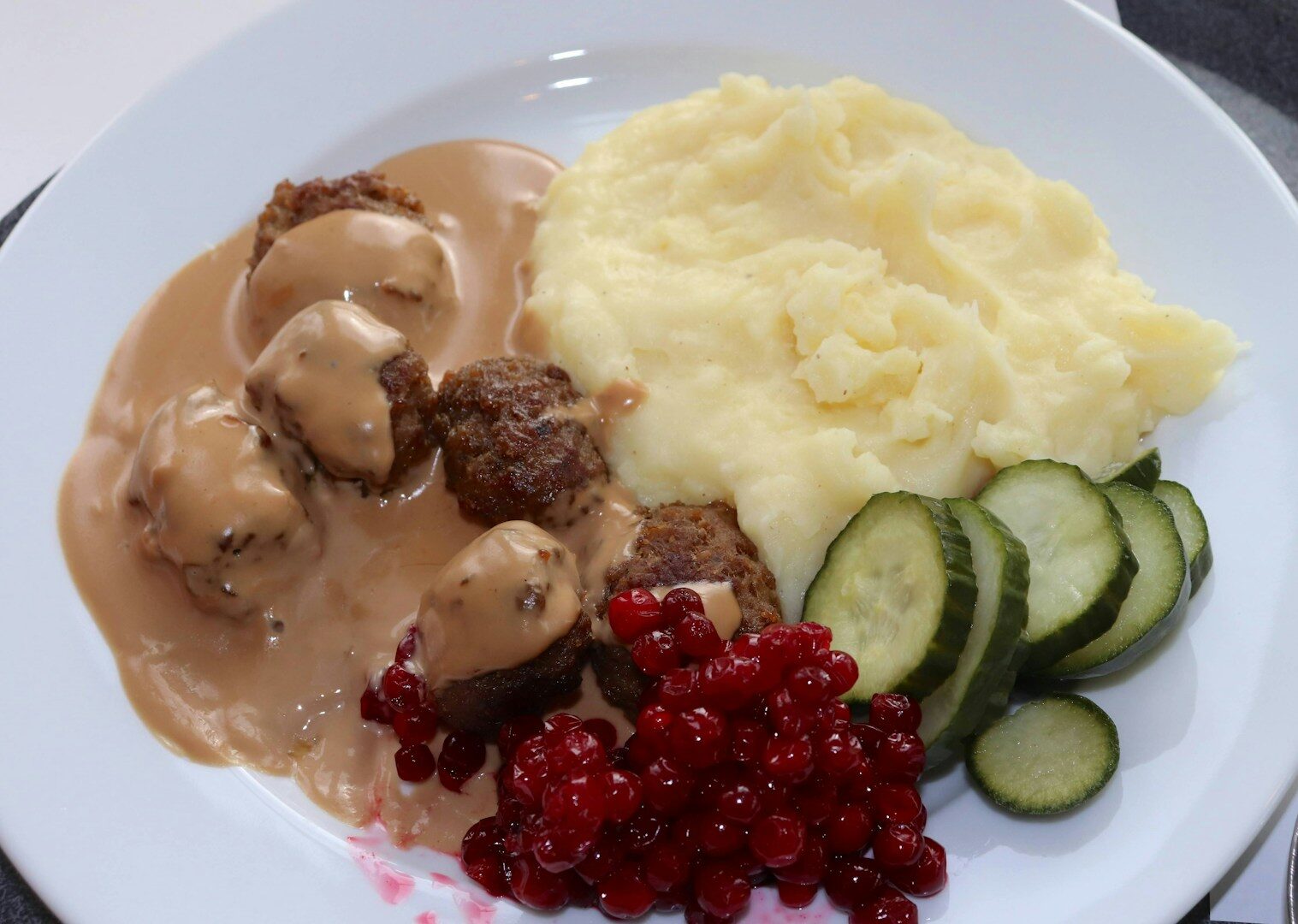 La purée de pommes de terre accompagne de nombreux plats. Plus elle est délicate, moins elle perturbe la texture du plat et en est plutôt le complément agréable.