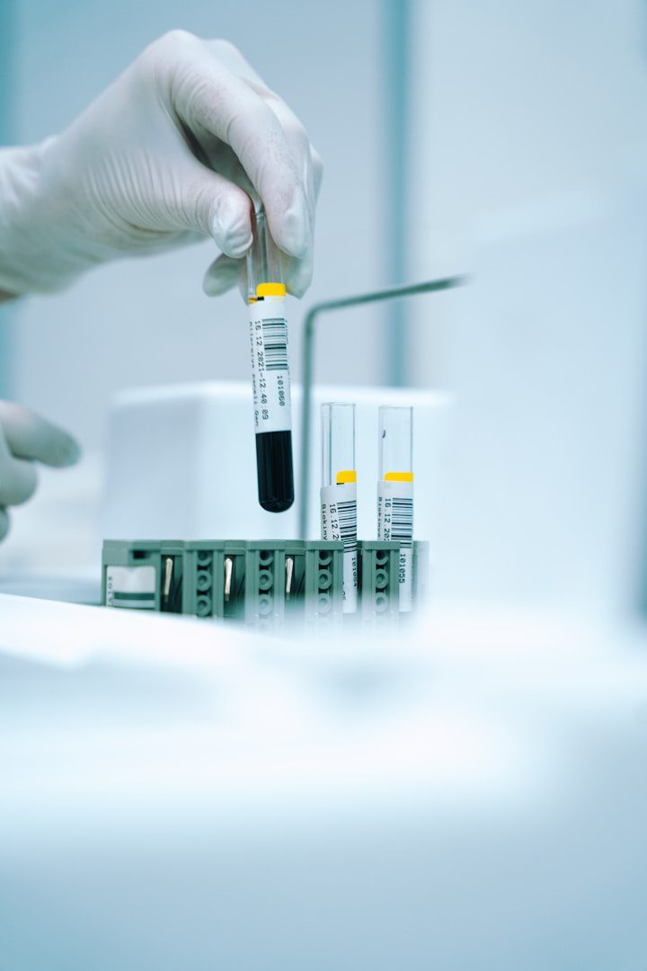 En cas de septicémie, des antibiotiques doivent être administrés immédiatement et l'état du patient doit être surveillé. Grâce aux analyses de sang, cela est possible dans certains cas.