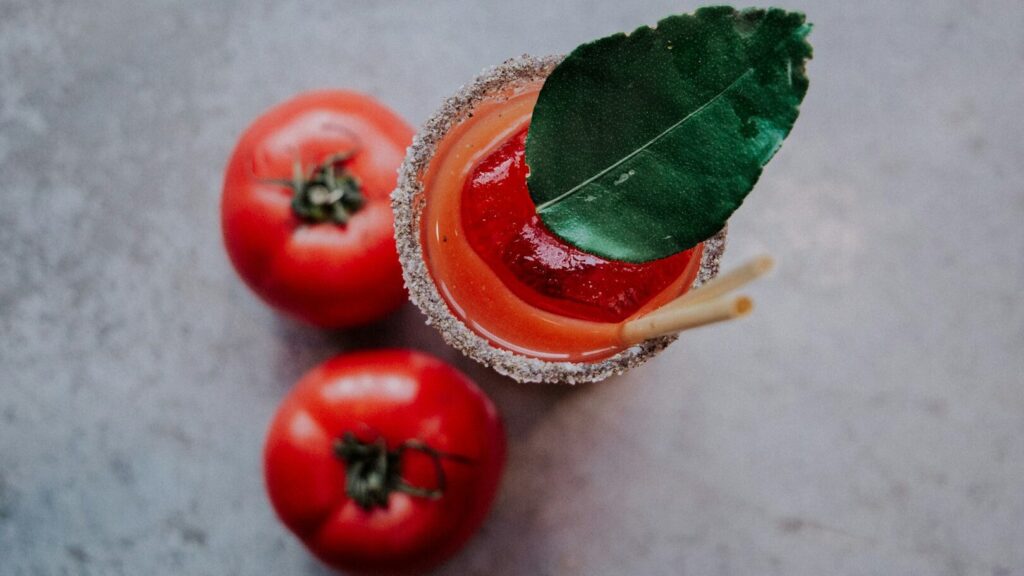Le jus de tomate n'est pas une boisson très populaire. Pourtant, nombreux sont ceux qui l'apprécient encore dans l'avion. Les raisons en sont scientifiquement expliquées.