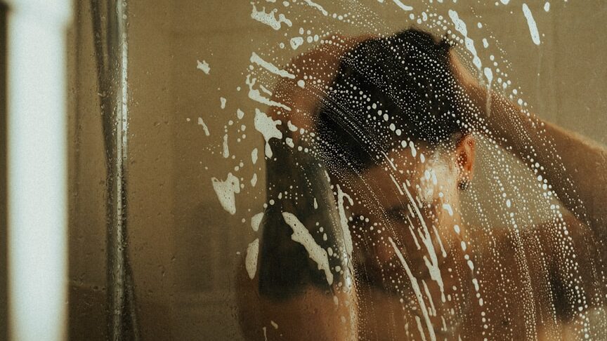 Éviter les erreurs sous la douche : seules 5 parties du corps ont besoin de savon