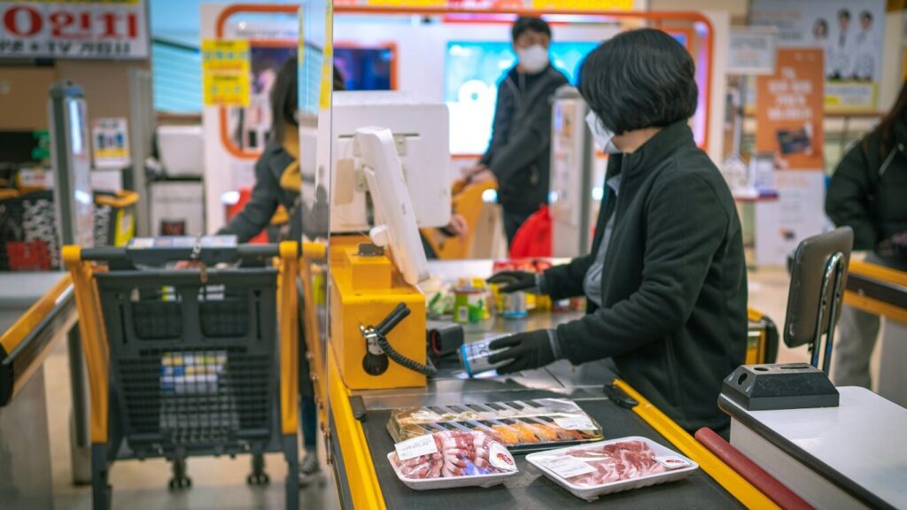 Le travail dans les magasins n'est pas facile, les gens rendent souvent la tâche des caissiers aussi difficile que possible.