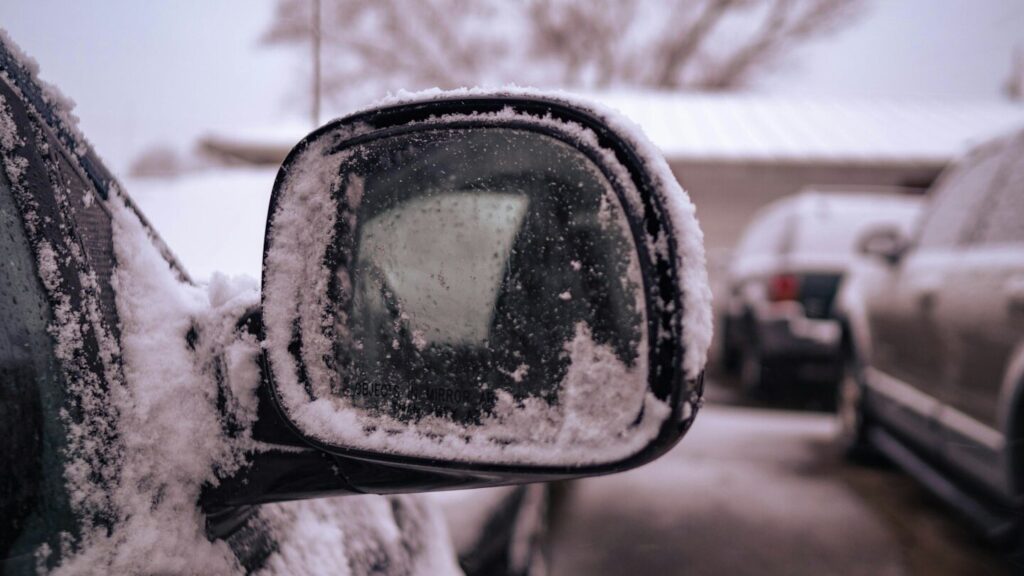 La façon la plus stupide de "gratter" la glace sur votre voiture : ces astuces sont à éviter !