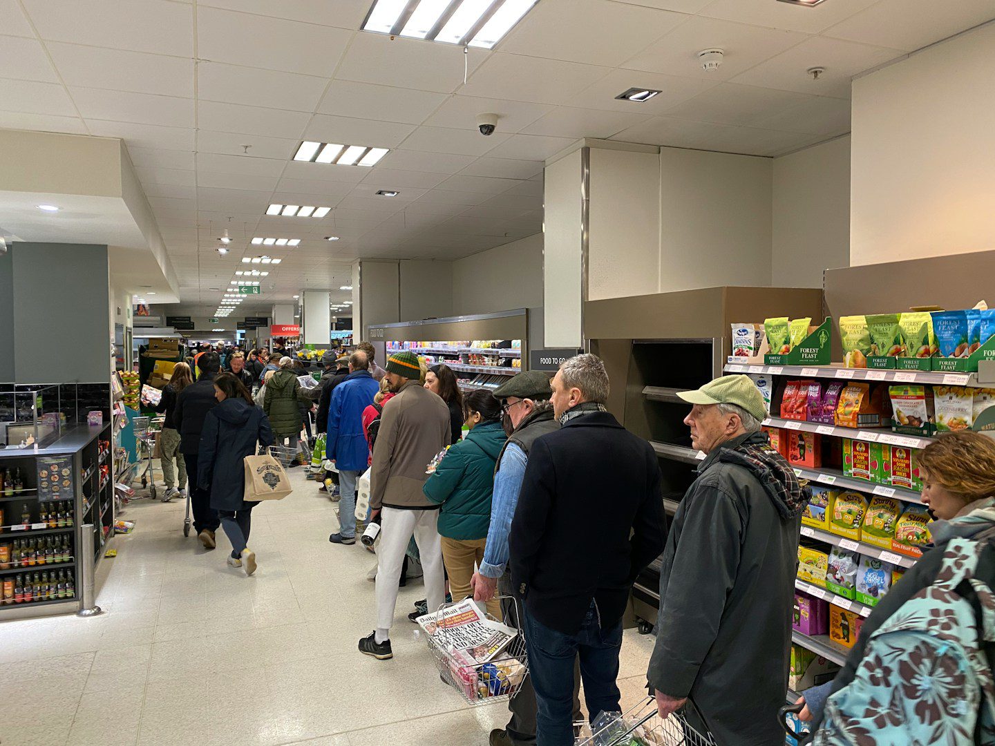 Ce n'est pas parce que les files d'attente sont longues dans les magasins que vous allez vous défouler sur le caissier ou la caissière qui se trouve derrière le comptoir.