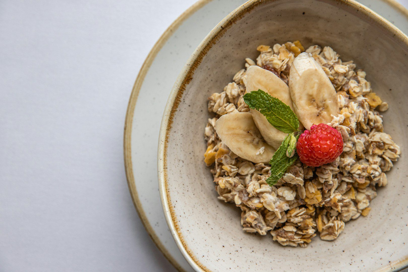 Si vous mangez du porridge avec des bananes au petit-déjeuner, vous pouvez envisager de les remplacer par un autre fruit.