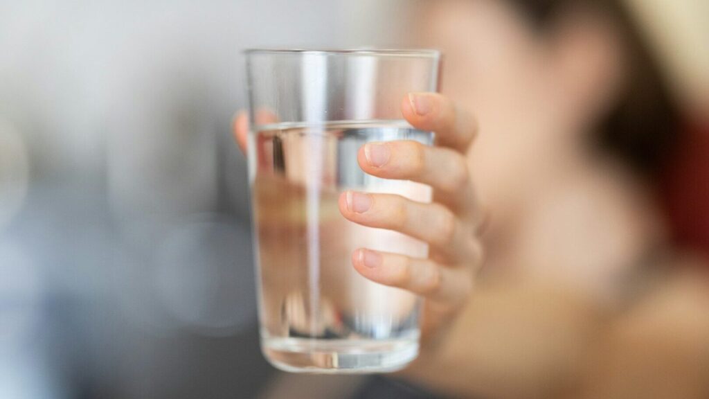 Un verre d'eau le matin est un excellent moyen de se débarrasser des kilos superflus. Encore faut-il savoir quoi y ajouter.
