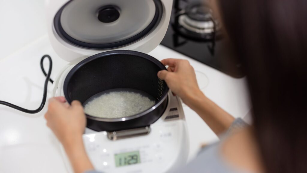 Fatigué du riz sec et ennuyeux : achetez un cuiseur à riz et ajoutez les ingrédients suivants