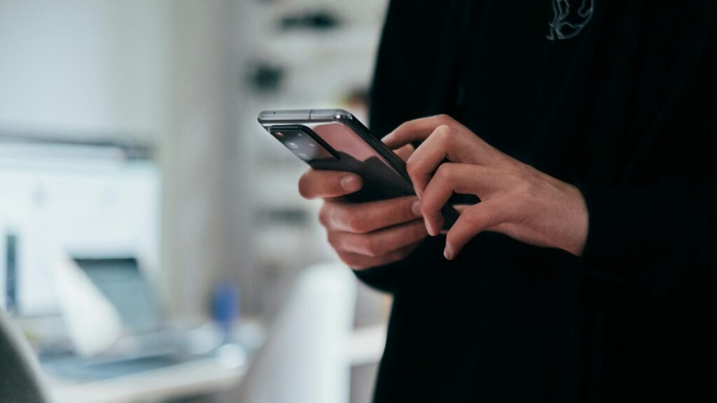 À première vue, vous ne le remarquez peut-être pas, mais chacun d'entre nous peut tenir son téléphone portable un peu différemment. Êtes-vous dans la même catégorie que vos amis ?