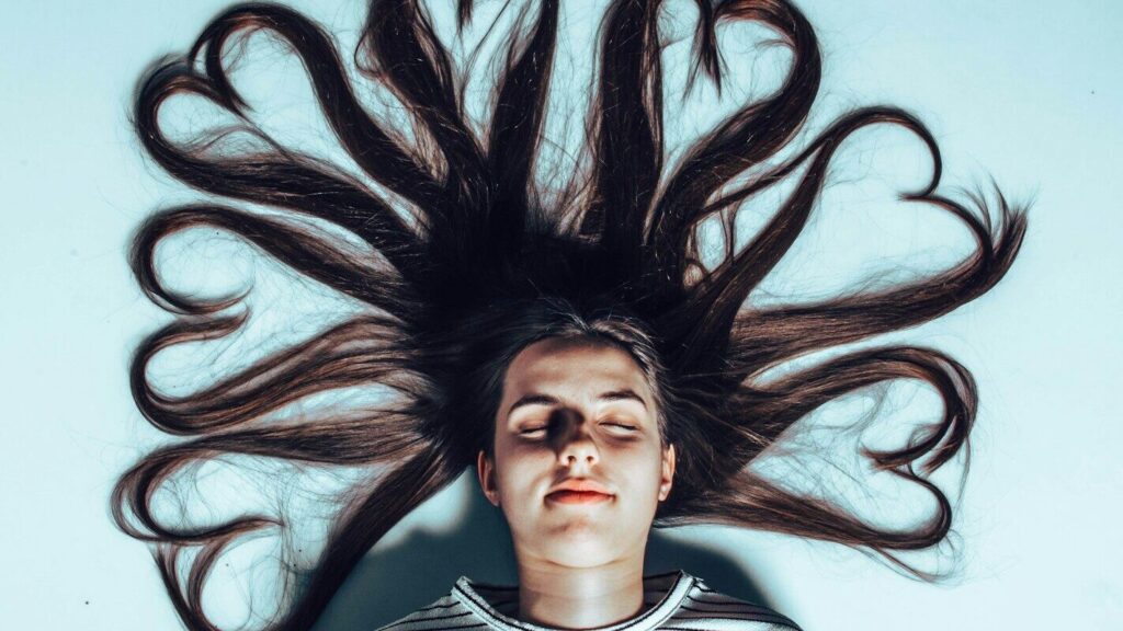 Pourquoi de nombreuses femmes aux visages ronds bénéficient de cheveux plus longs