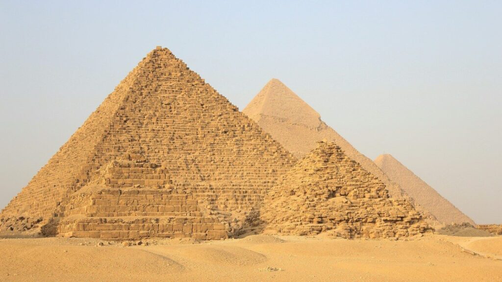 Pyramides de Gizeh : des faits qui démontrent leur incroyable précision
