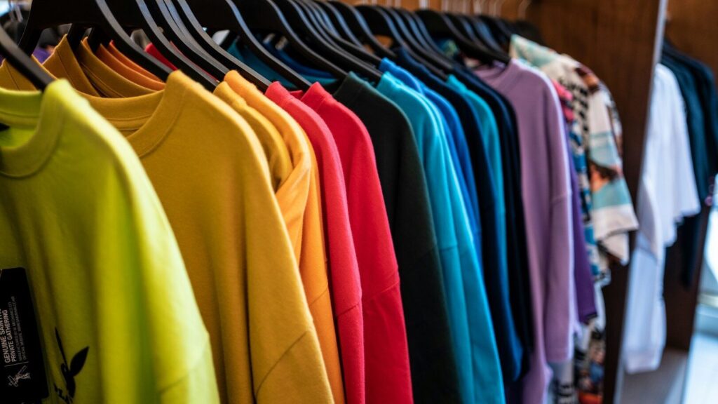 Vous devez vous habiller de manière à vous sentir bien. Dans certains cas, il s'agit de combinaisons de couleurs, mais il arrive aussi que nous nous sentions à l'aise dans des vêtements complètement différents.