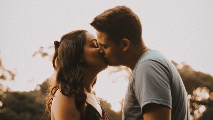 Le baiser n'est pas une science. Mais le premier baiser n'est pas toujours idéal. Comment faire en sorte qu'il le soit ?