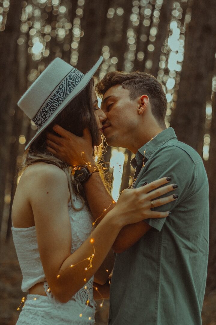Beaucoup de gens ont peur du baiser. Pourtant, il s'agit d'un acte qui doit exprimer des émotions positives pures. Si vous vous préparez correctement avant la rencontre, vous n'échouerez pas.