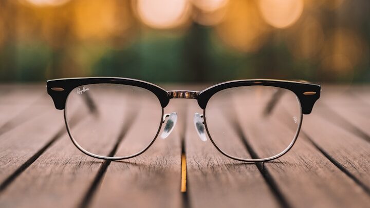 Les lunettes ne sont pas seulement un accessoire de mode. C'est avant tout un dispositif médical qui doit vous aider. Mais si vous ne les entretenez pas correctement, c'est le contraire qui peut se produire.