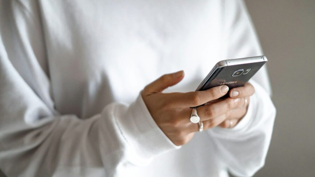 Les textos doivent être traités comme une conversation normale et polie. C'est pourquoi il ne faut pas oublier le mot "s'il vous plaît" dans le dictionnaire.