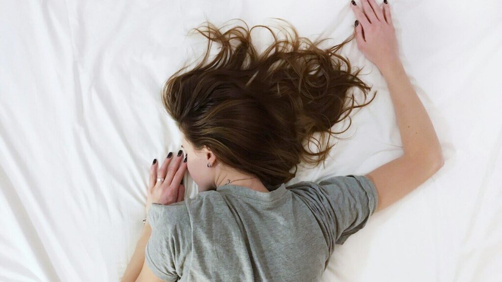 Pourquoi se sentir fatigué après 8 heures de sommeil : stress, lumière et habitudes du soir
