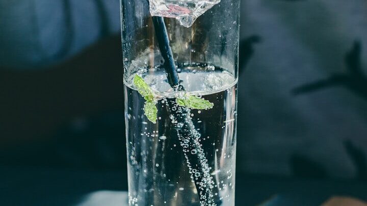 Vous préférez l'eau gazeuse : Après chaque boisson, un processus peu connu se déclenche dans l'organisme