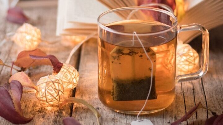 Nous sommes probablement tous d'accord pour dire que le thé dans un verre n'a pas le même goût que le thé dans une tasse. Mais pourquoi ?