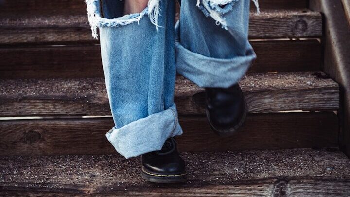 Si vous voulez être à la mode cette année, achetez des jeans plus longs et portez-les roulés. C'est l'une des dernières tendances de la mode.