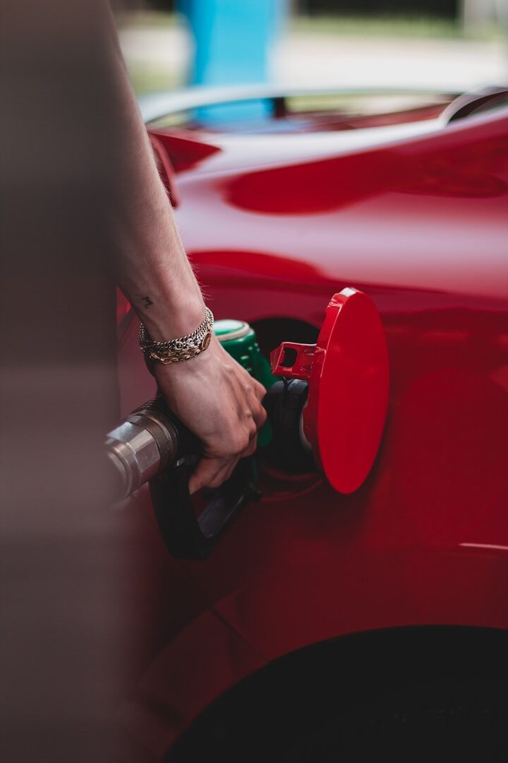 Le nouveau carburant E20 est tabou pour certains modèles de voitures. Pourquoi ? Qui peut faire le plein et qui ne le peut pas ?