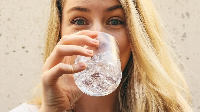 Un médecin allemand affirme que cette simple astuce à base d'eau peut réduire la consommation de 200 calories.