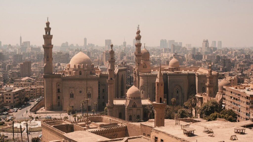 L'Égypte a été fondée en 3150 av. C'est donc probablement le pays que l'on peut définir comme le plus ancien du monde
