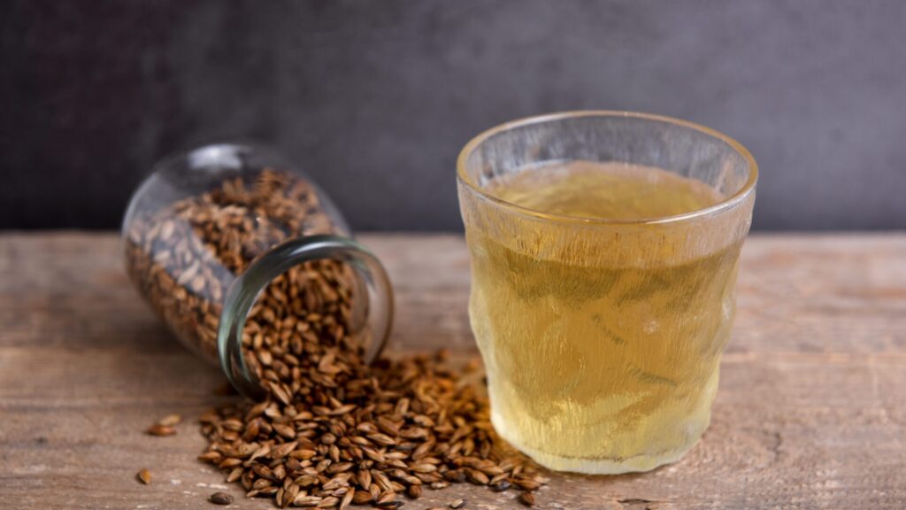 Le thé d'orge est riche en nutriments, notamment en antioxydants qui ralentissent le vieillissement des cellules.