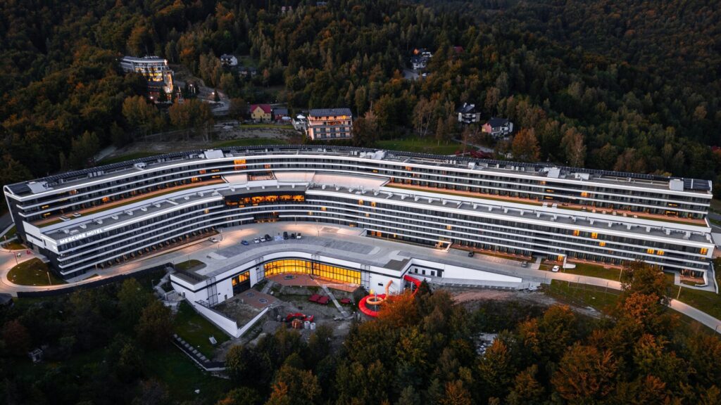 Le Mercure Szczyrk Resort mesure environ 330 mètres de long. C'est l'hôtel le plus long d'Europe.