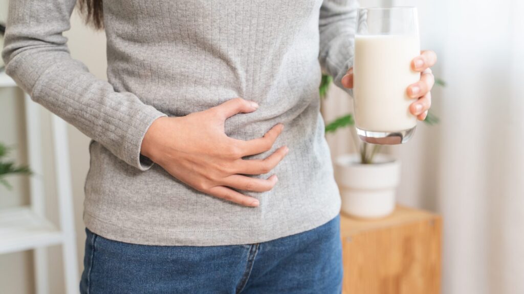 Avez-vous mal au ventre après avoir bu du lait ? La raison n'est peut-être pas seulement une intolérance au lactose.