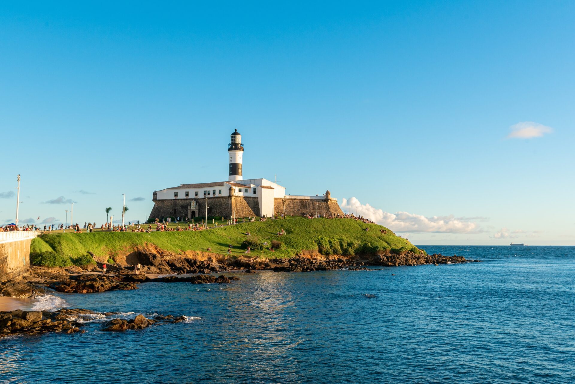 Le phare de Farol da Barra offre une vue sur un magnifique coucher de soleil.