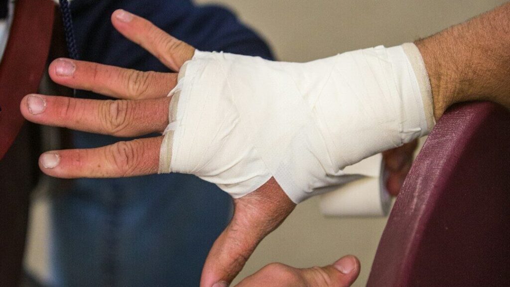 Malheureusement, si une personne ne ressent pas la douleur, elle peut négliger des blessures qui mettent souvent sa vie en danger.