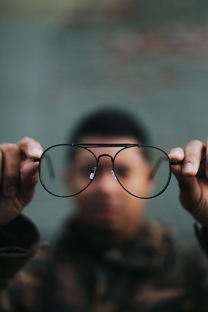 Il est important de nettoyer régulièrement ses lunettes, mais de nombreuses personnes ne le font pas ou mal.