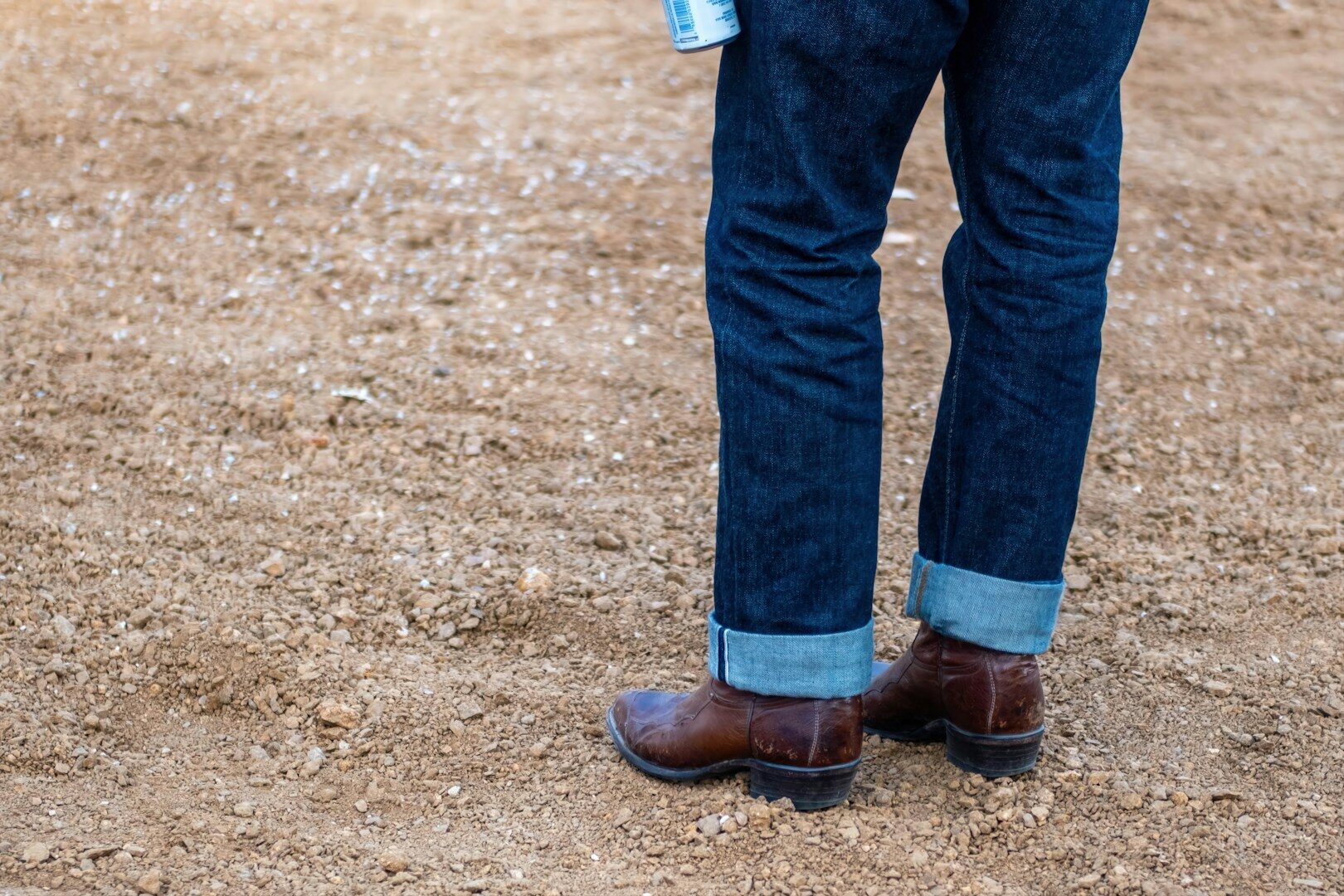 Les jeans retroussés sont à la mode non seulement lors des sorties entre amis ou en ville, mais aussi lors d'un meeting ou d'une réunion.